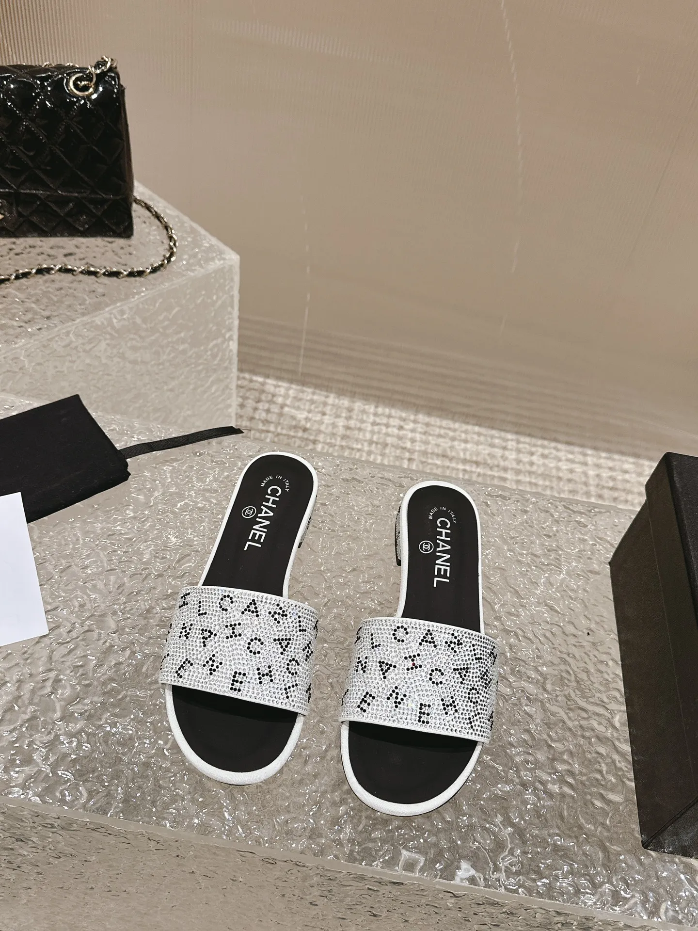 💕💕Factory direct selling price p440💕💕 Xiaoxiang Chanel rhinestone slippers with large black rhinestone letters, these really blingbling slippers are full of diamonds. They are both classic and artistic, and can be styled according to your daily style. The characteristic is that the hot diamonds are particularly shiny. They are made with heavy craftsmanship and are not easy to fall off. They have the sexy temperament of celebrities and are versatile. Color: black white 35-41